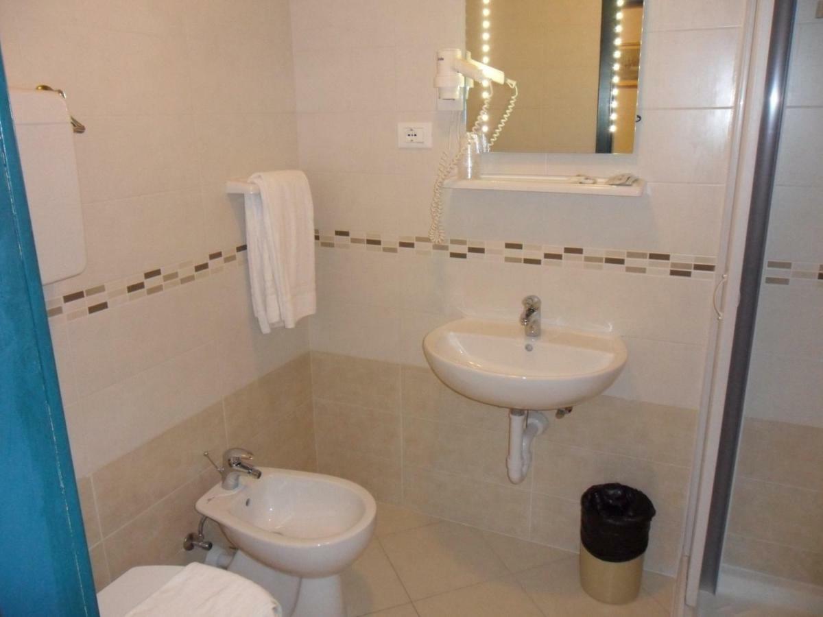 Single Room,832073681:JPEG
